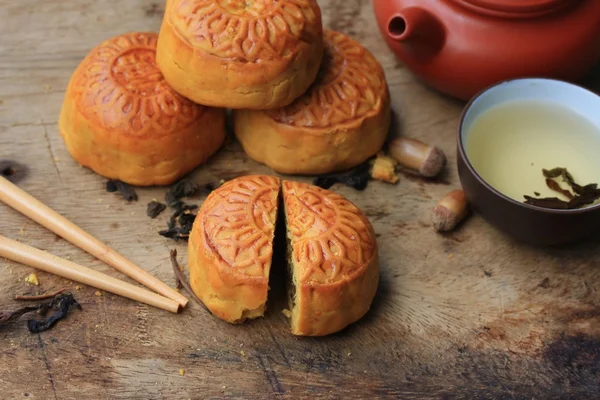 Festival moon pasta ve sıcak çay - Çin kek