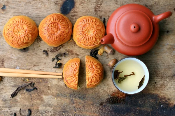 축제 달 케이크와 뜨거운 차-중국 케이크 — 스톡 사진
