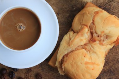 lezzetli Hindistan cevizi ekmek ve sıcak kahve