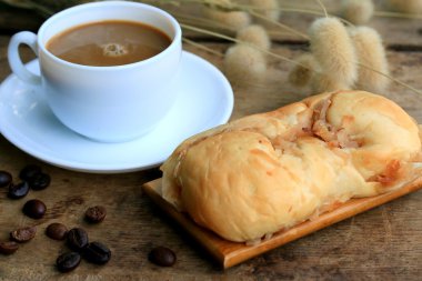 lezzetli Hindistan cevizi ekmek ve sıcak kahve