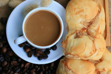 lezzetli Hindistan cevizi ekmek ve sıcak kahve