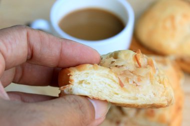 lezzetli Hindistan cevizi ekmek ve sıcak kahve