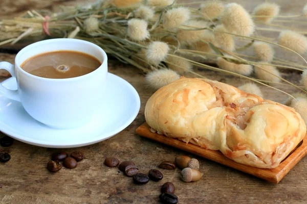 Smakelijke kokosnoot brood en warme koffie — Stockfoto