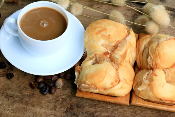 Saboroso pão de coco e café quente — Fotografia de Stock