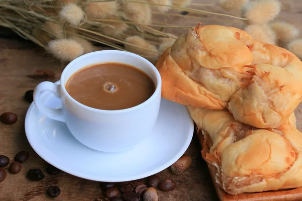 Saboroso pão de coco e café quente — Fotografia de Stock