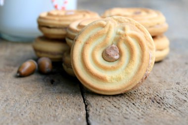 lezzetli krem kurabiye ve süt