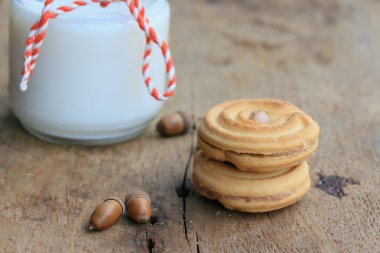 lezzetli krem kurabiye ve süt