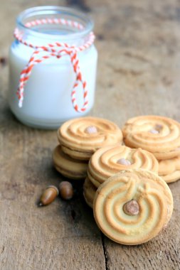 lezzetli krem kurabiye ve süt