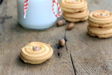 lezzetli krem kurabiye ve süt