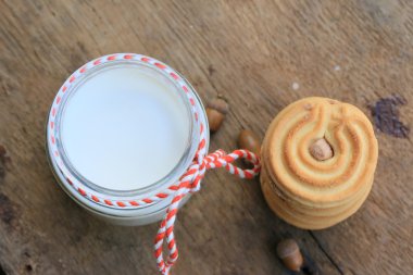 lezzetli krem kurabiye ve süt