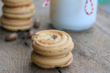 lezzetli krem kurabiye ve süt