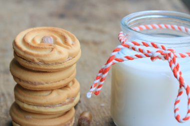 lezzetli krem kurabiye ve süt