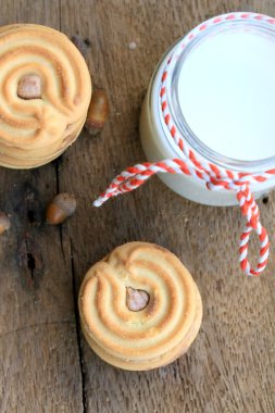 lezzetli krem kurabiye ve süt