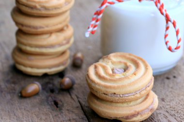 lezzetli krem kurabiye ve süt