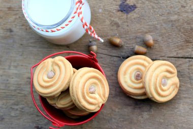 lezzetli krem kurabiye ve süt