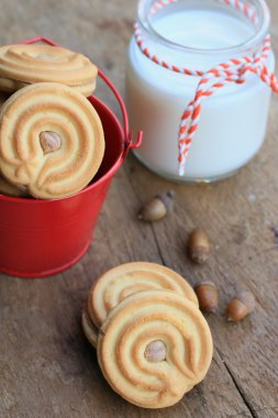 lezzetli krem kurabiye ve süt