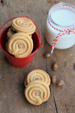 lezzetli krem kurabiye ve süt