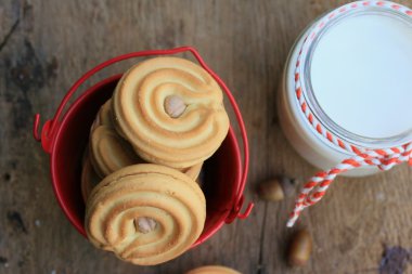 lezzetli krem kurabiye ve süt