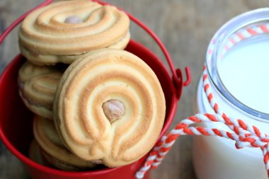 lezzetli krem kurabiye ve süt