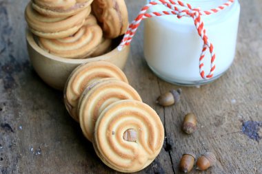 lezzetli krem kurabiye ve süt