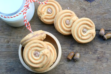 lezzetli krem kurabiye ve süt