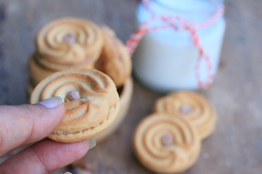 lezzetli krem kurabiye ve süt