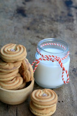 lezzetli krem kurabiye ve süt