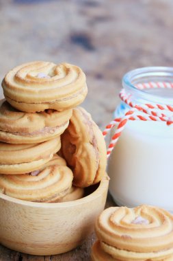 lezzetli krem kurabiye ve süt