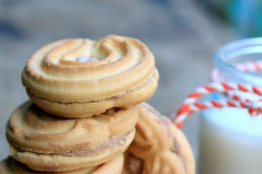 lezzetli krem kurabiye ve süt