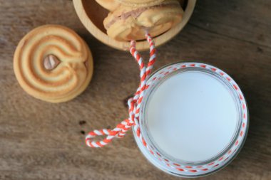 lezzetli krem kurabiye ve süt