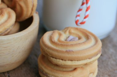 lezzetli krem kurabiye ve süt