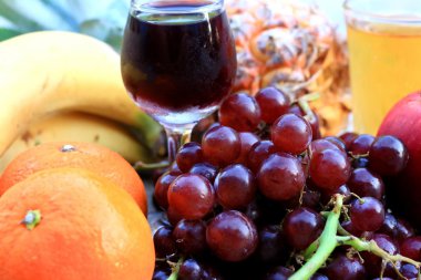 Karışık meyve ve kırmızı şarap