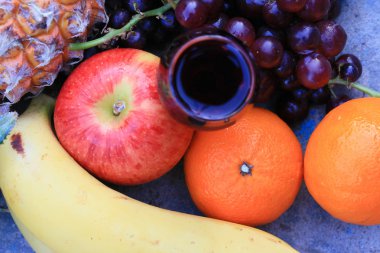 Karışık meyve ve kırmızı şarap