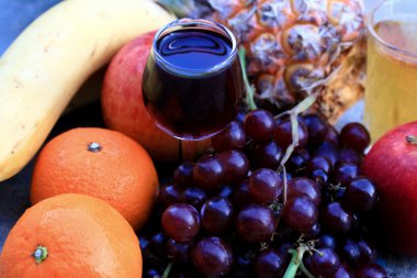 Karışık meyve ve kırmızı şarap