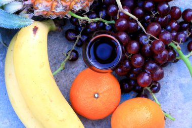 Karışık meyve ve kırmızı şarap