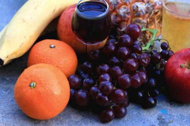 Karışık meyve ve kırmızı şarap