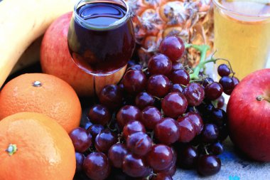 Karışık meyve ve kırmızı şarap