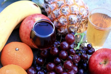 Karışık meyve ve kırmızı şarap