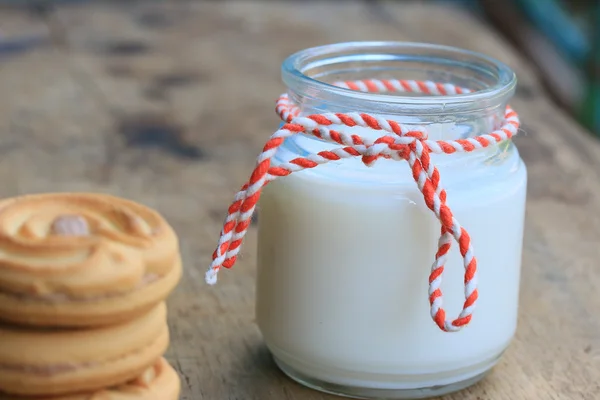 Lezzetli krem kurabiye ve süt — Stok fotoğraf