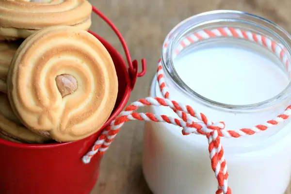 Velsmagende fløde cookies og mælk - Stock-foto