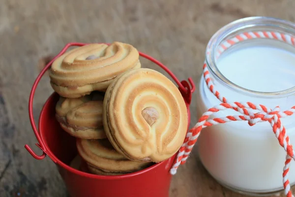 Smakelijke crème cookies en melk — Stockfoto