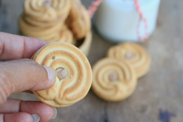 Tasty cream cookies and milk — Stock Photo, Image