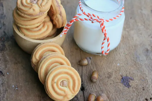 Lezzetli krem kurabiye ve süt — Stok fotoğraf