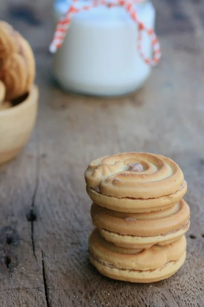 Sabrosas galletas de crema y leche —  Fotos de Stock