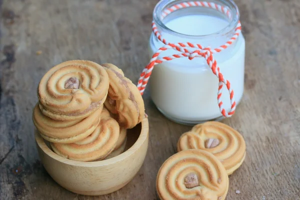 Sabrosas galletas de crema y leche —  Fotos de Stock