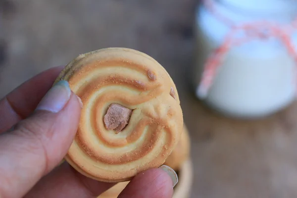 Tasty cream cookies and milk — Stock Photo, Image