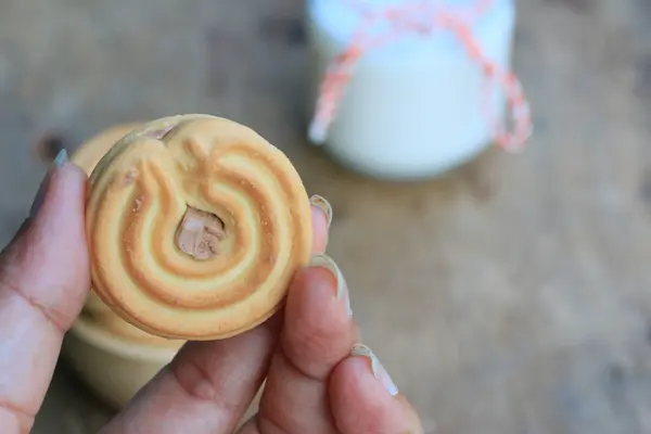 Tasty cream cookies and milk — Stock Photo, Image