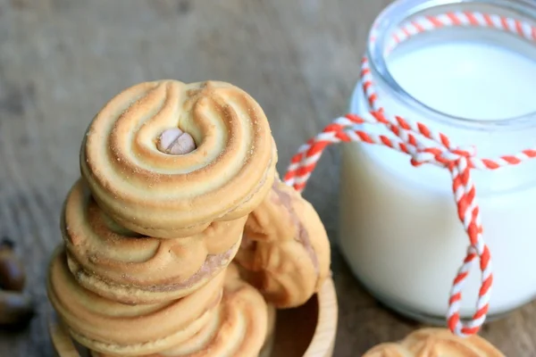Sabrosas galletas de crema y leche —  Fotos de Stock