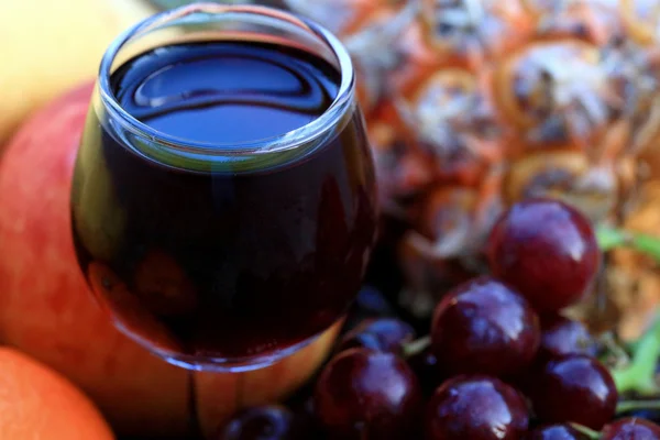 Gemischte Früchte und Rotwein — Stockfoto