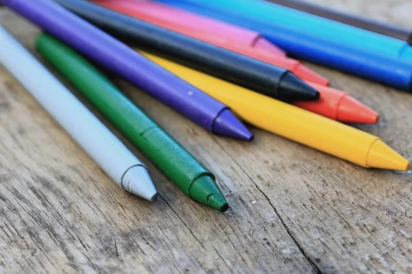 Ahşap vintage üzerinde mum boya kalemi — Stok fotoğraf